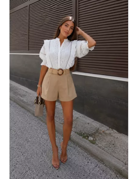 Pantalón Gal camel corto con cinturón rafia