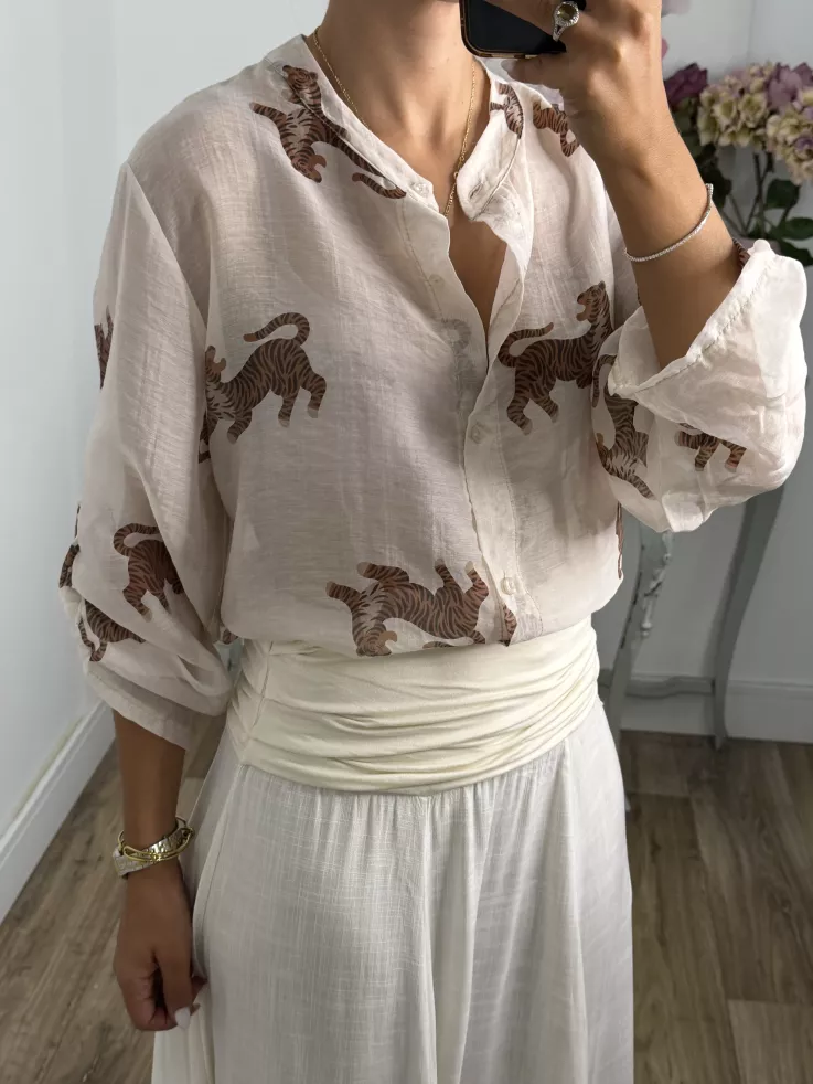 Camisa beige dibujo leopardo