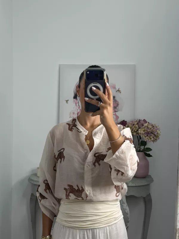 Camisa beige dibujo leopardo