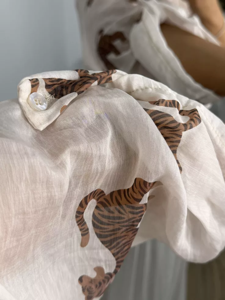 Camisa beige dibujo leopardo