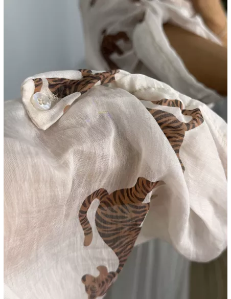 Camisa beige dibujo leopardo