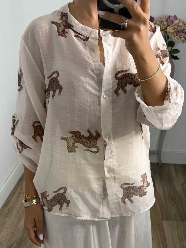 Camisa beige dibujo leopardo