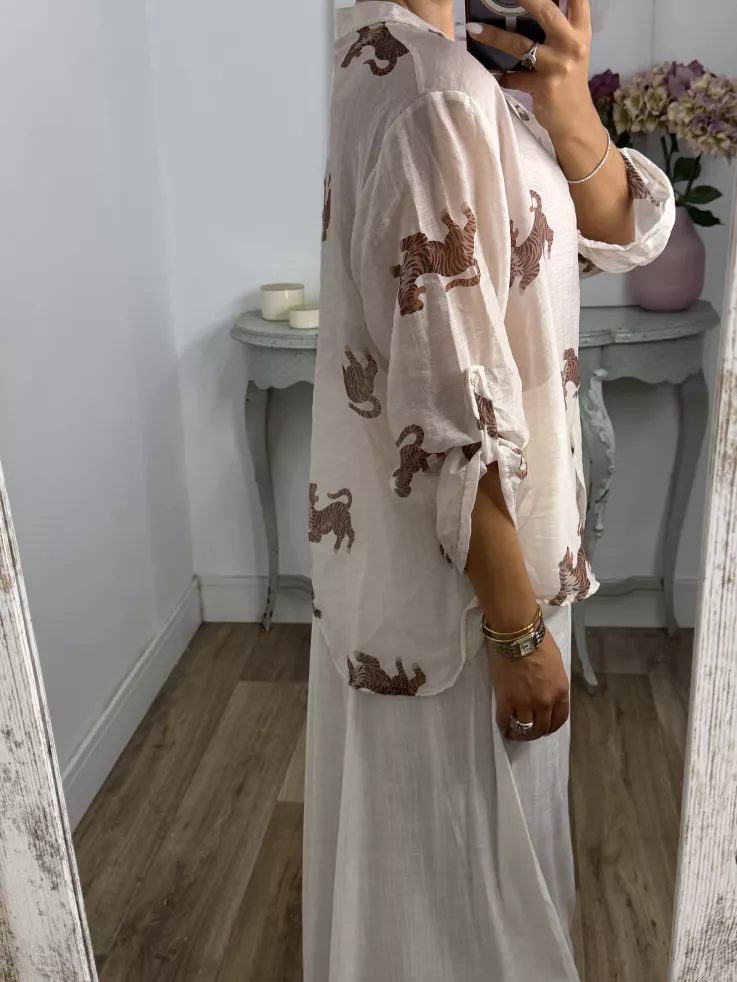 Camisa beige dibujo leopardo