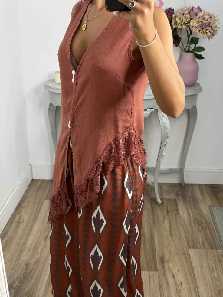 Blusa chaleco con puntilla teja
