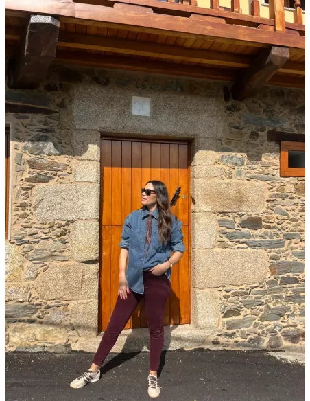 Jeans burdeos etiqueta roja