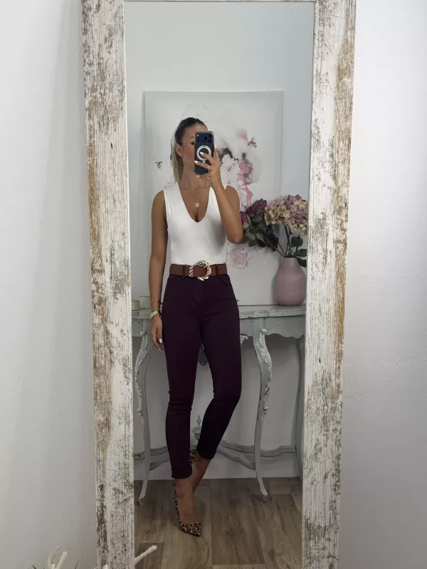 Jeans burdeos etiqueta roja