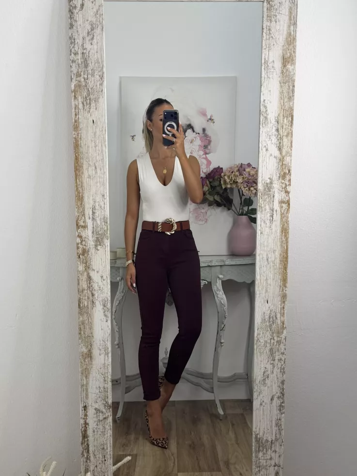 Jeans burdeos etiqueta roja