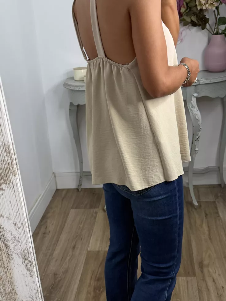 Top beige nudo