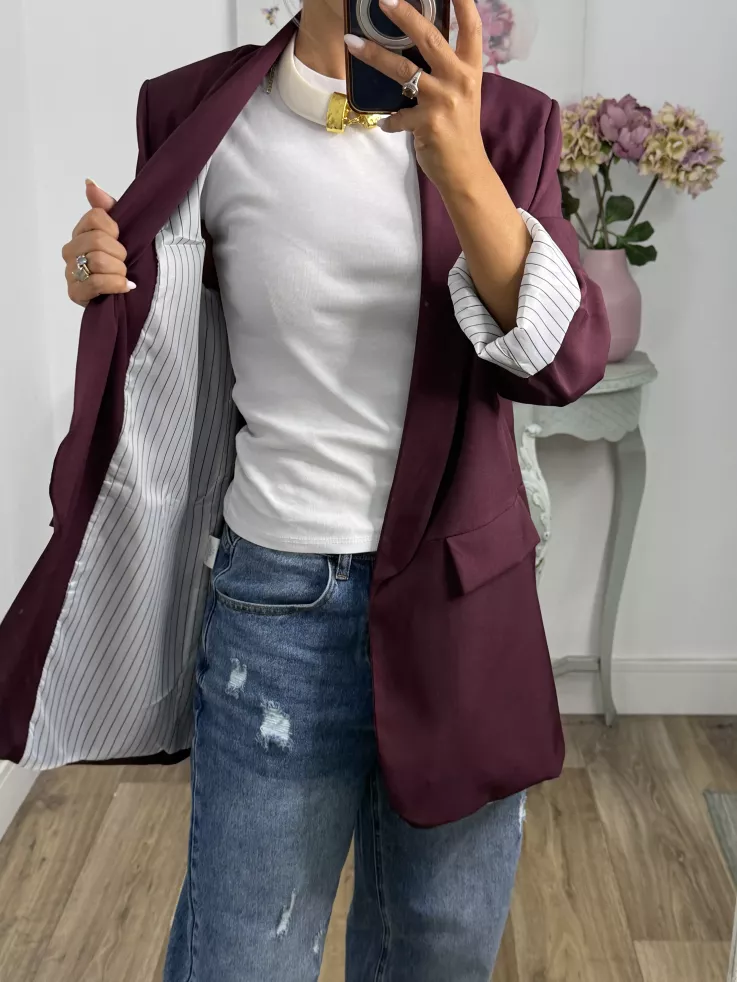 Blazer berenjena con forro de rayas