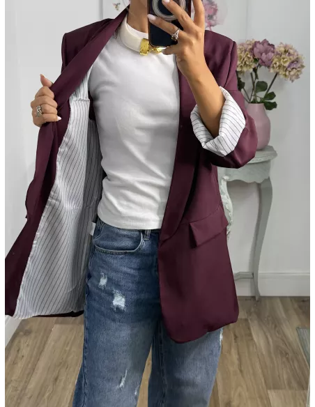 Blazer berenjena con forro de rayas