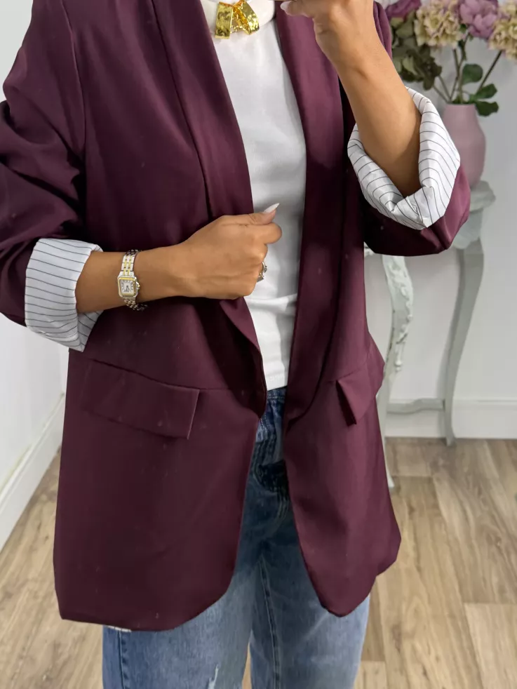 Blazer berenjena con forro de rayas