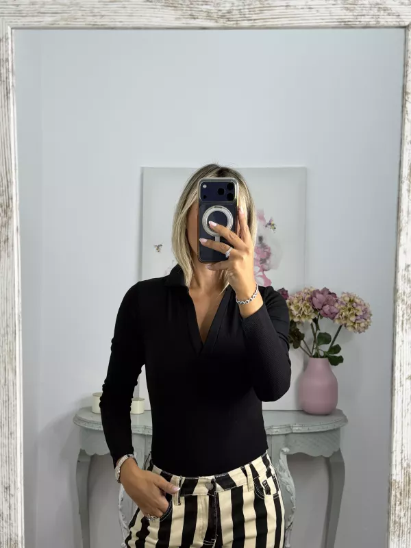 Body negro tipo polo sin botones