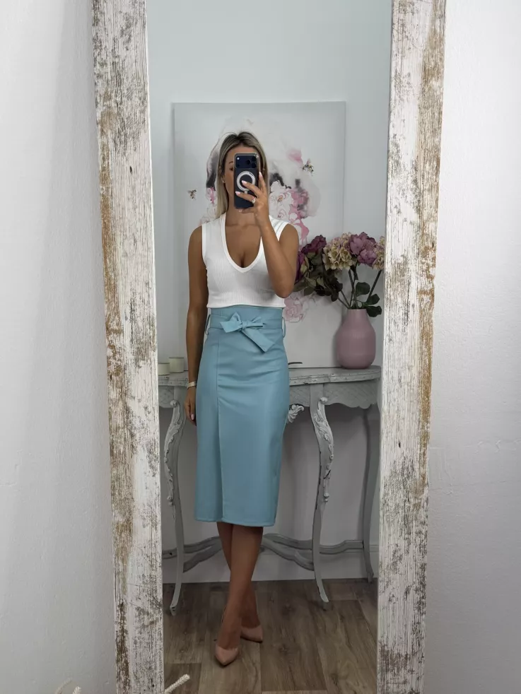 Falda polipiel celeste