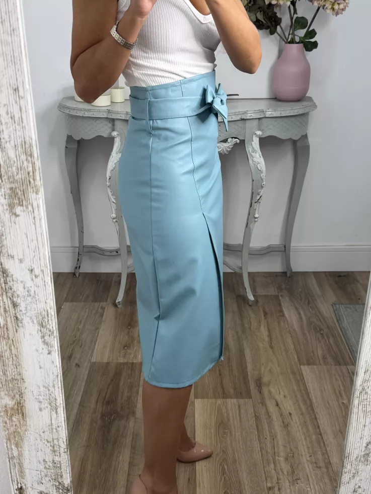 Falda polipiel celeste
