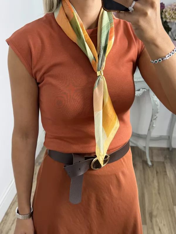 Pañuelo tonos verde con anillo dorado