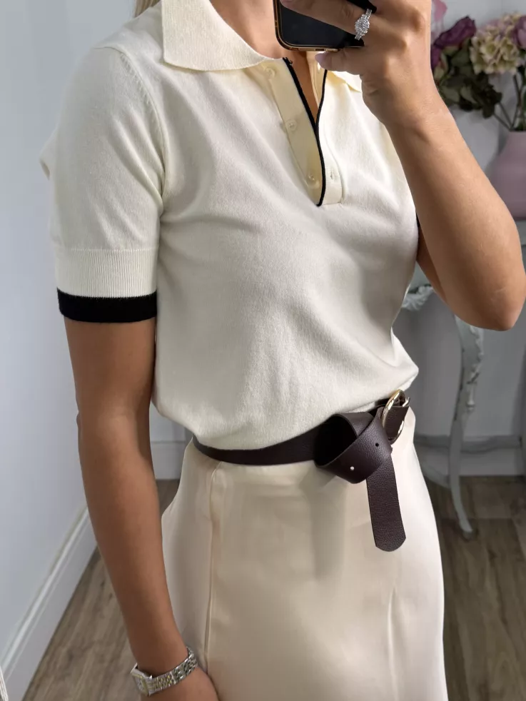 Jersey tipo polo blanco con línea negra