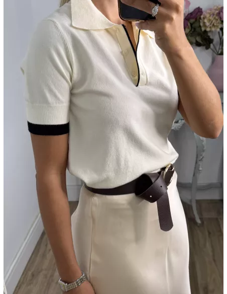Jersey tipo polo blanco con línea negra