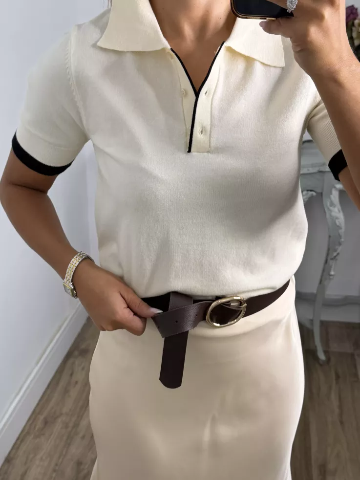 Jersey tipo polo blanco con línea negra