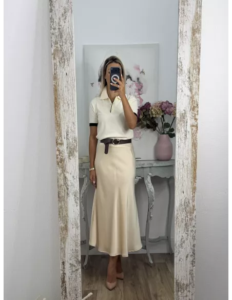 Jersey tipo polo blanco con línea negra