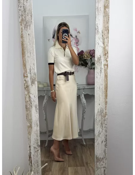 Jersey tipo polo blanco con línea negra
