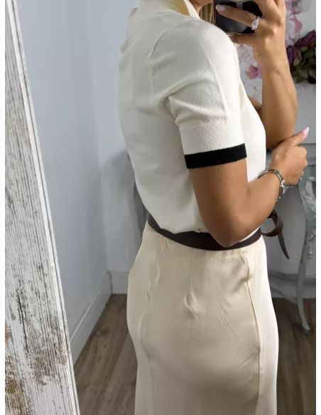 Jersey tipo polo blanco con línea negra