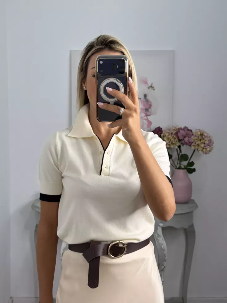 Jersey tipo polo blanco con línea negra