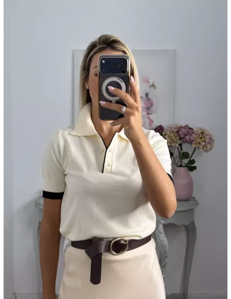 Jersey tipo polo blanco con línea negra