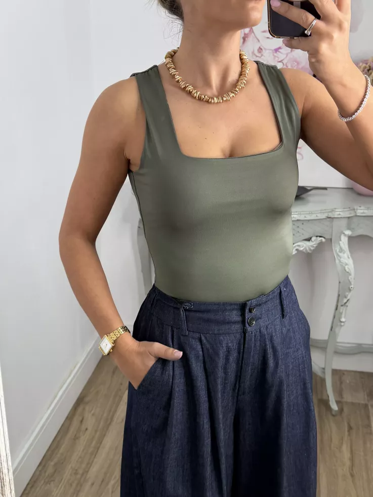 Camiseta básica licra verde escote cuadro