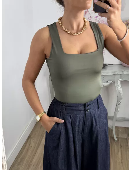 Camiseta básica licra verde escote cuadro