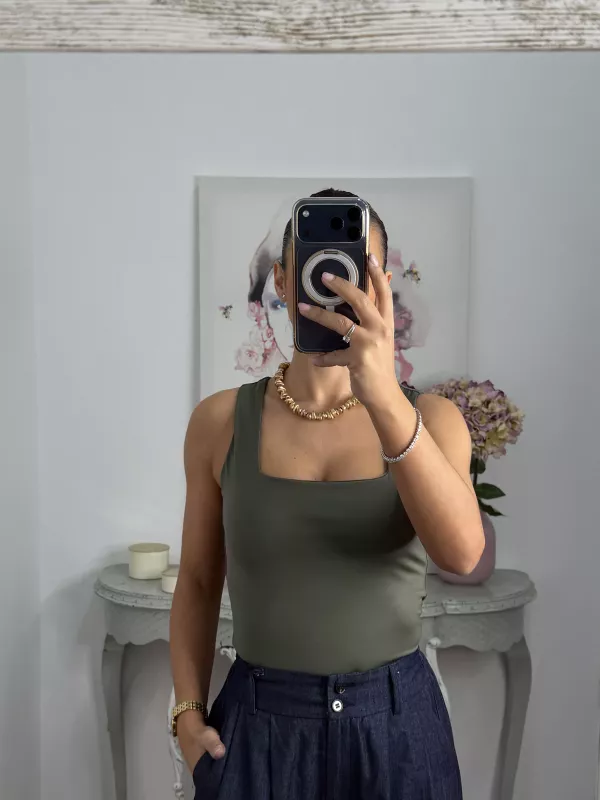 Camiseta básica licra verde escote cuadro