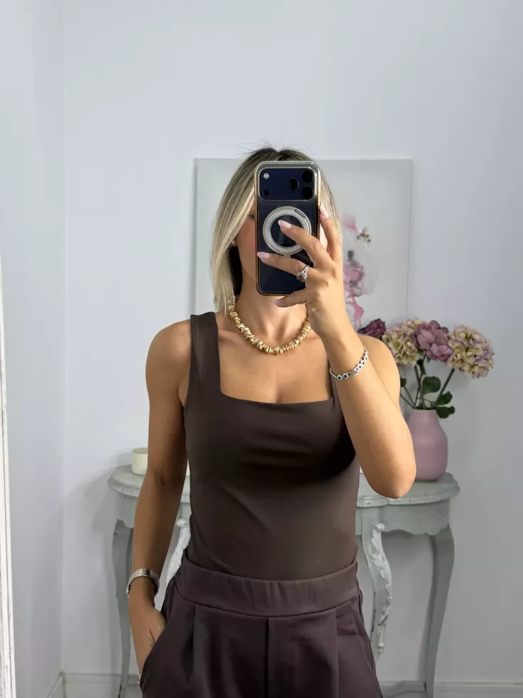 Camiseta básica licra choco escote cuadro