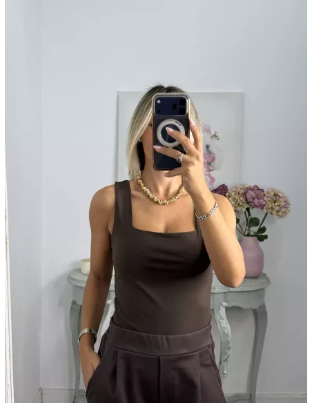 Camiseta básica licra choco escote cuadro