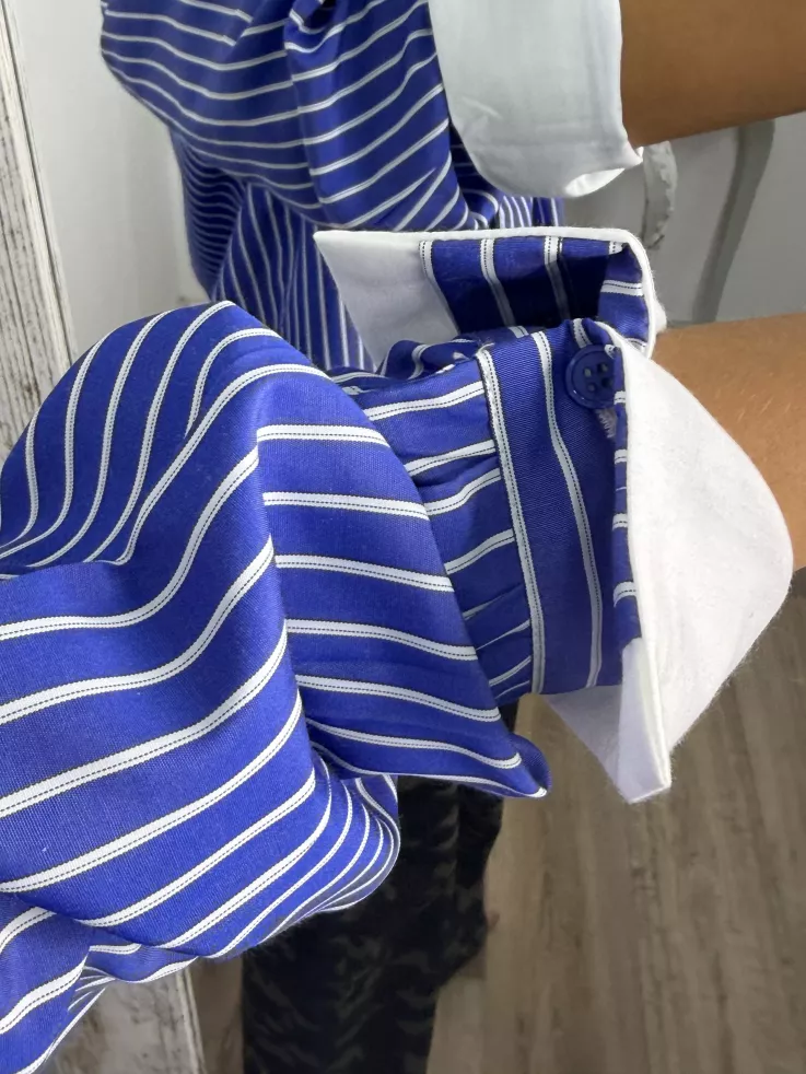 Camisa de rayas con puño ancho blanco