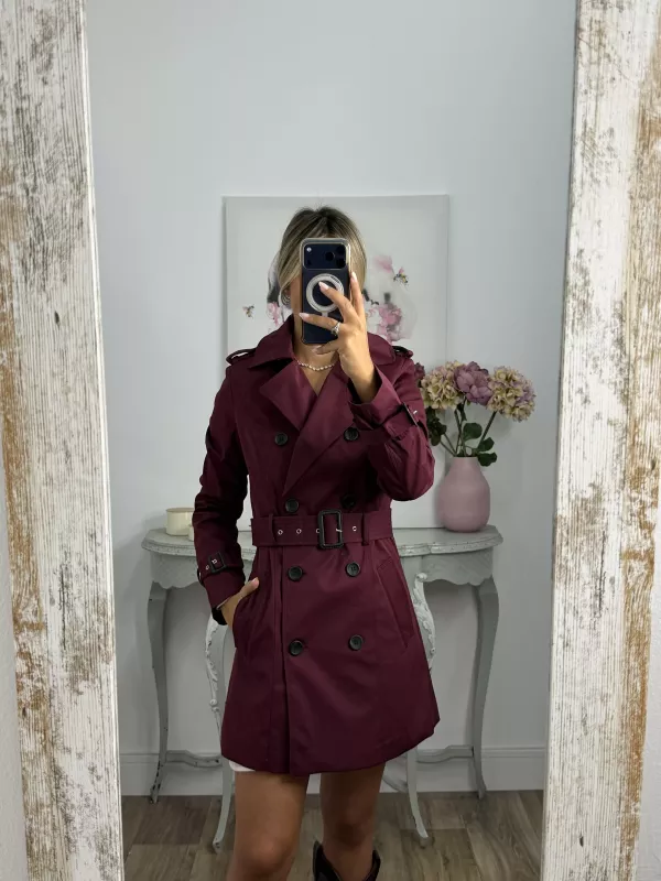 Gabardina color burdeos