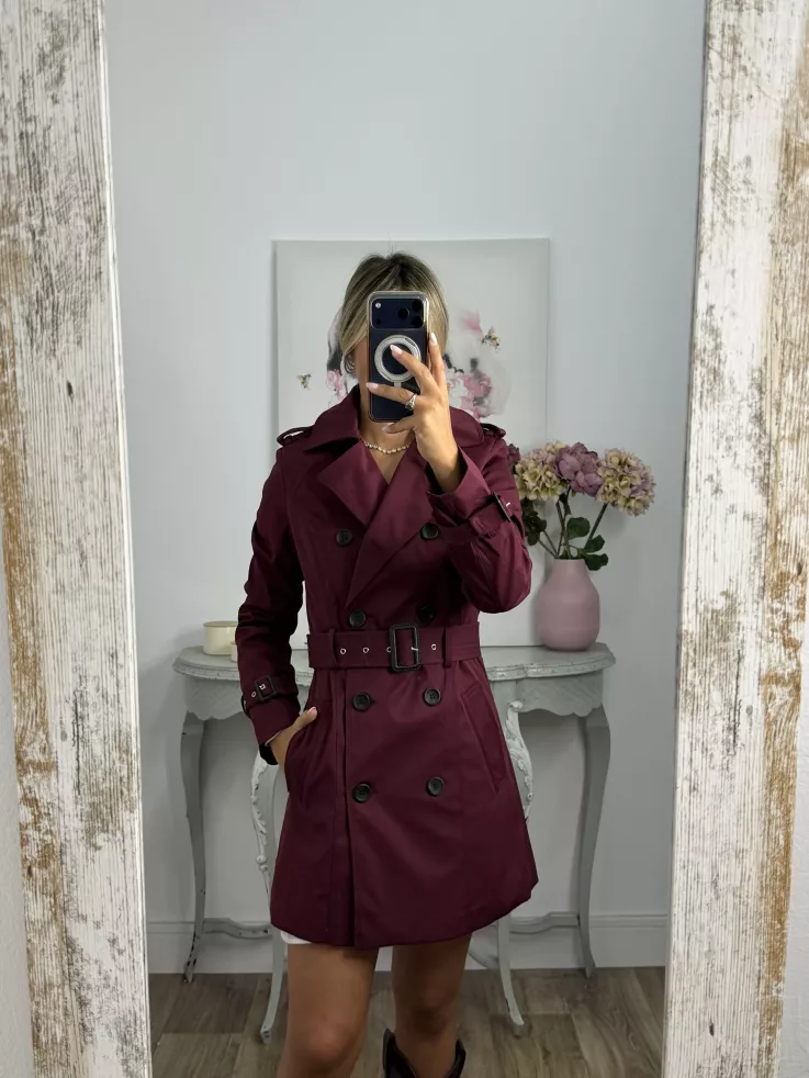 Gabardina color burdeos