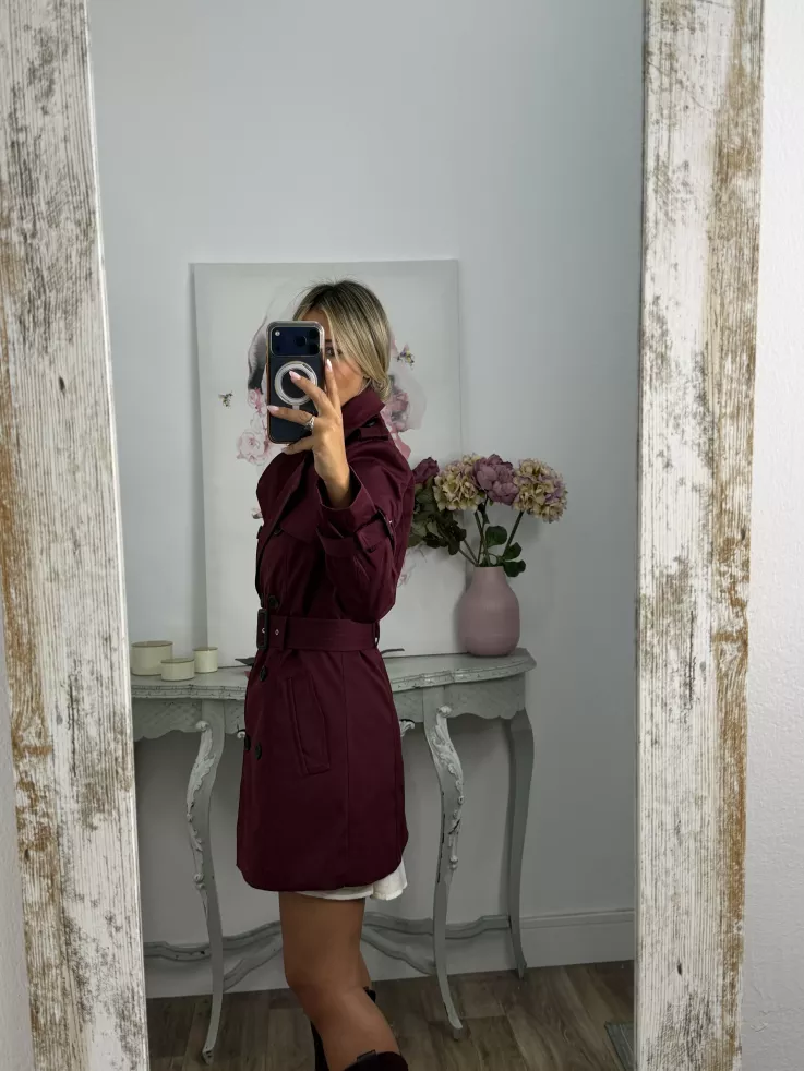 Gabardina color burdeos