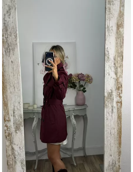 Gabardina color burdeos