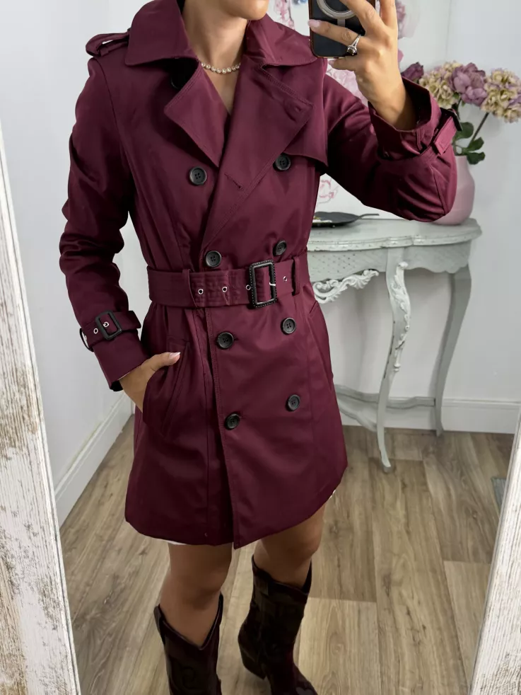 Gabardina color burdeos