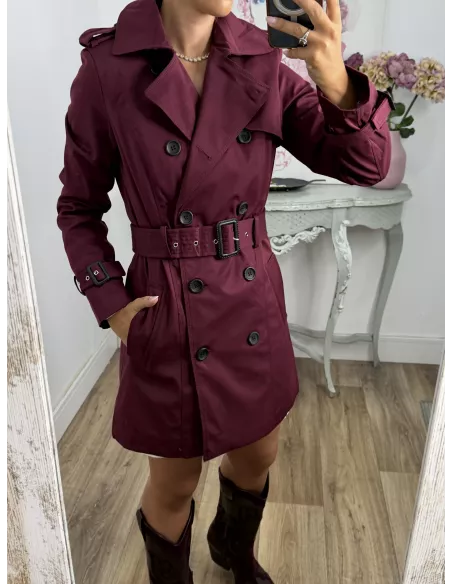 Gabardina color burdeos
