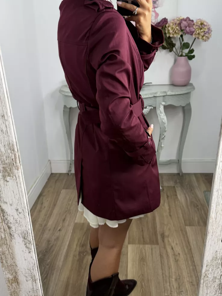 Gabardina color burdeos