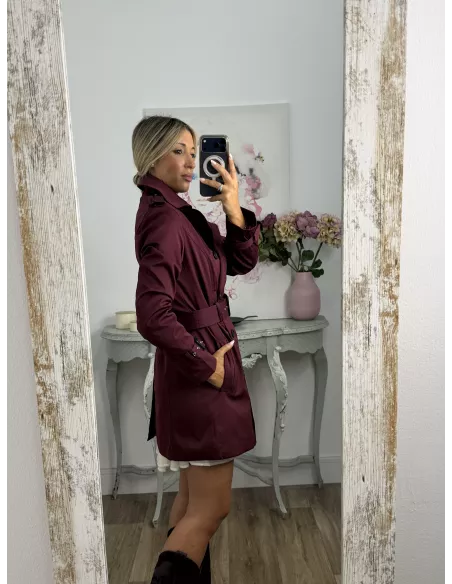 Gabardina color burdeos