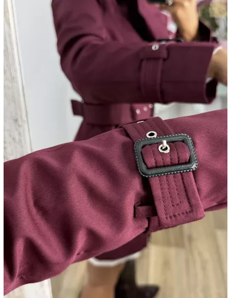 Gabardina color burdeos