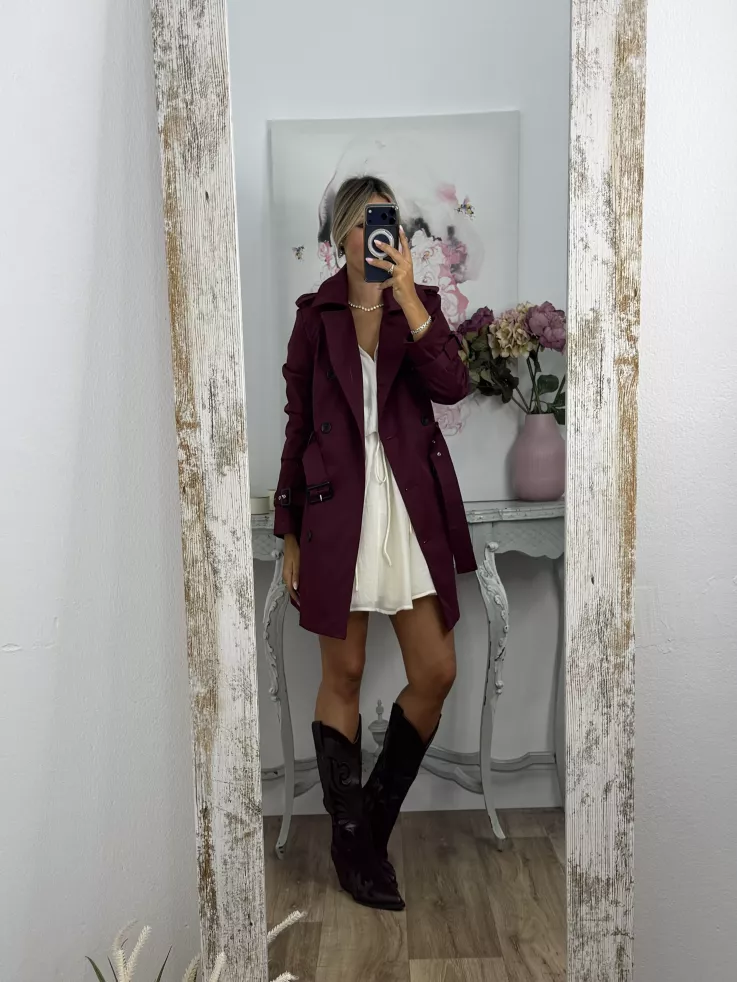 Gabardina color burdeos