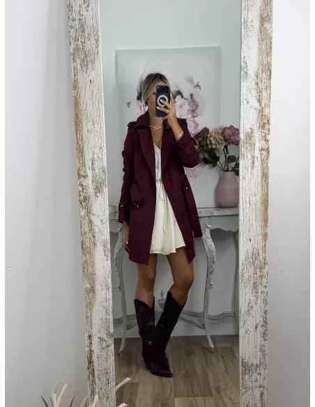 Gabardina color burdeos