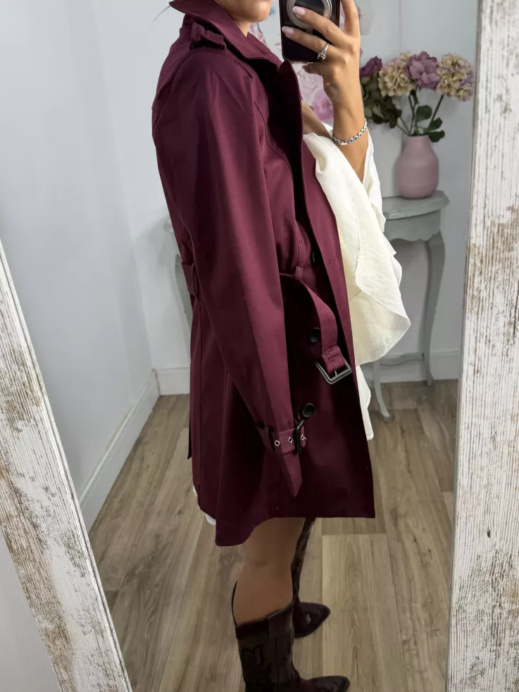 Gabardina color burdeos