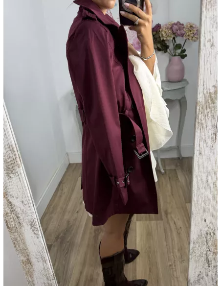 Gabardina color burdeos