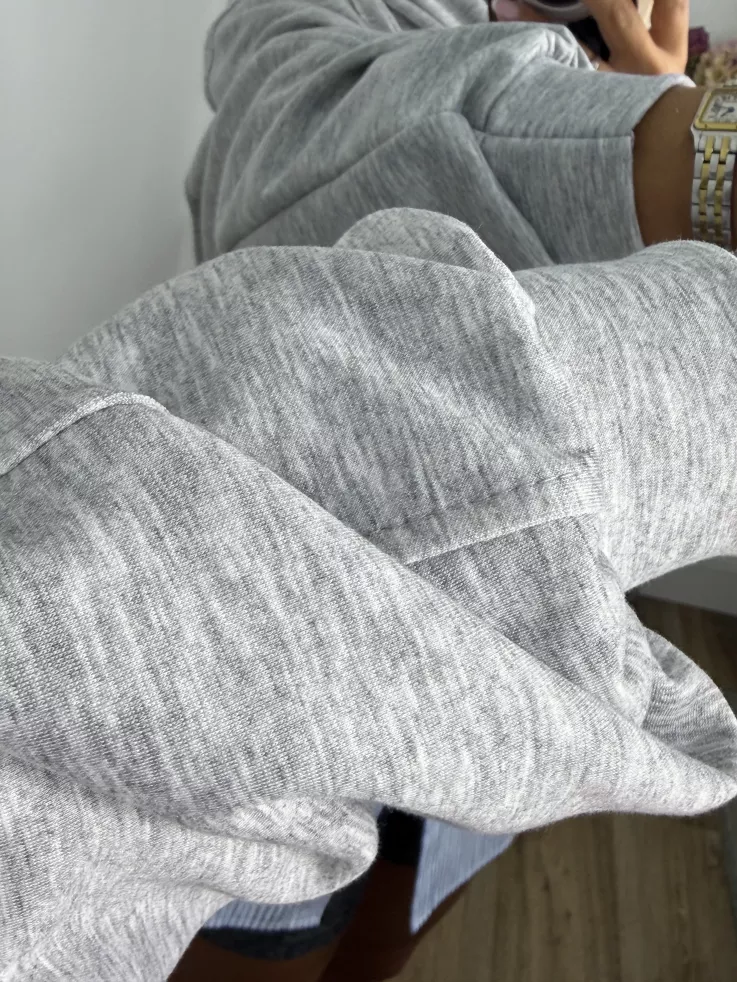 Sudadera corta gris con capucha