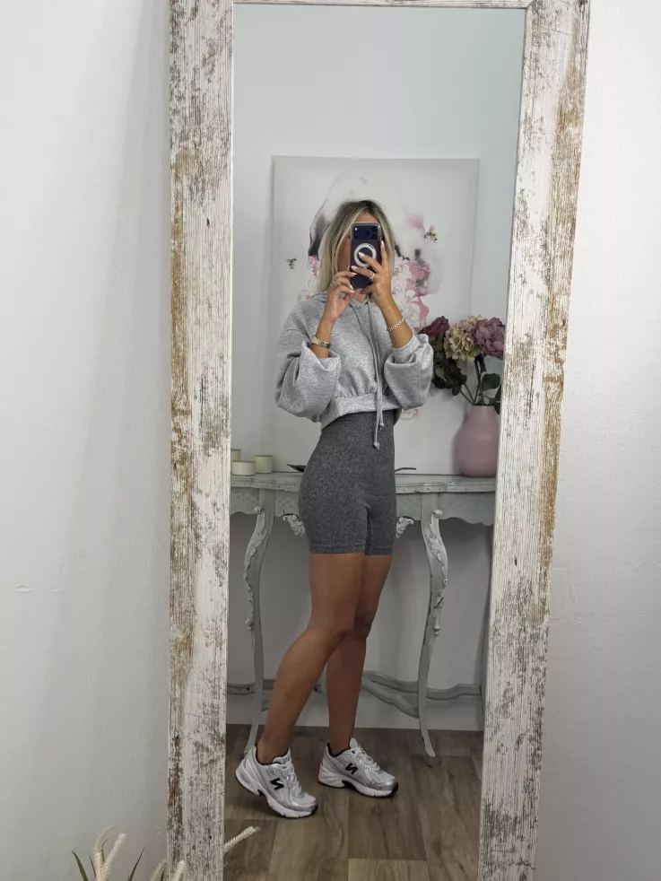 Sudadera corta gris con capucha