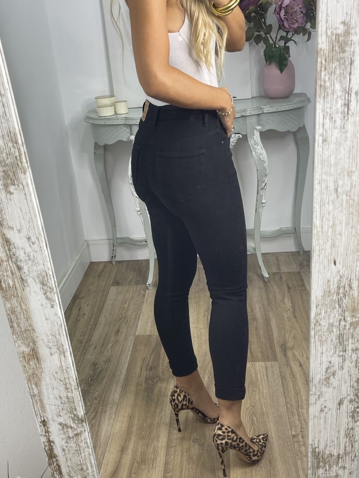 Jeans negro etiqueta roja