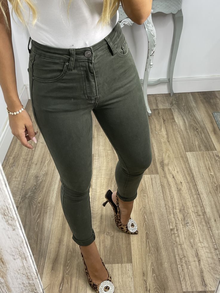 Jeans verde etiqueta roja